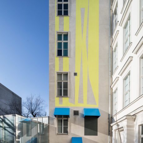 Judith Hopf, Stepping Stairs (2018), Fassadenarbeit im Innenhof der KW Institute for Contemporary Art / mural on KW’s courtyard façade, Foto / photo: Frank Sperling
