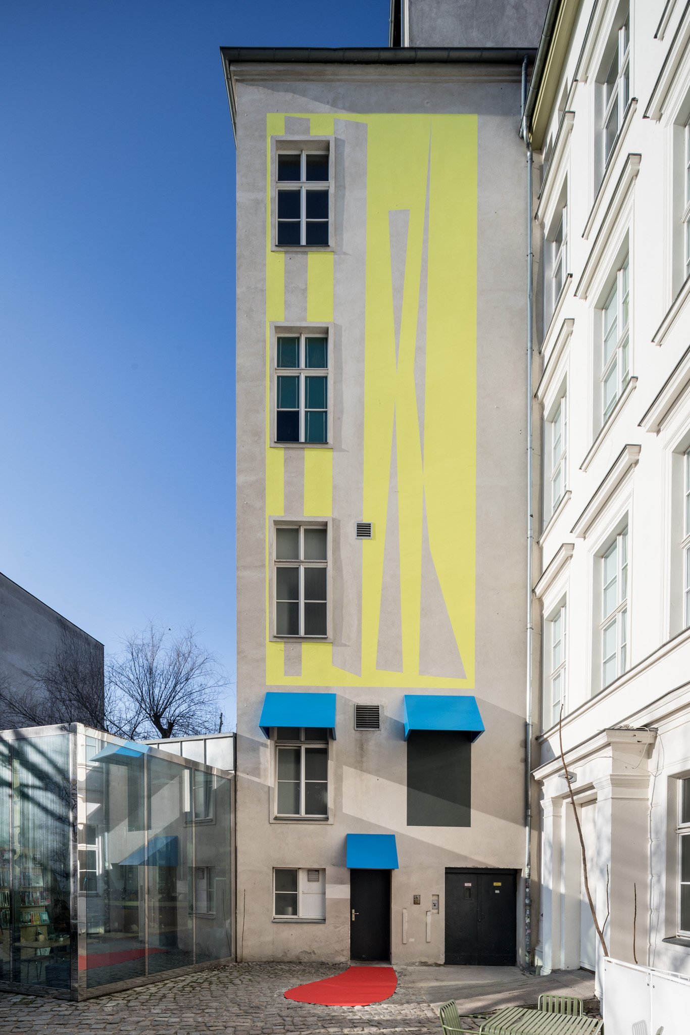 Judith Hopf, Stepping Stairs (2018), Fassadenarbeit im Innenhof der KW Institute for Contemporary Art / mural on KWâ€™s courtyard faÃ§ade, Foto / photo: Frank Sperling