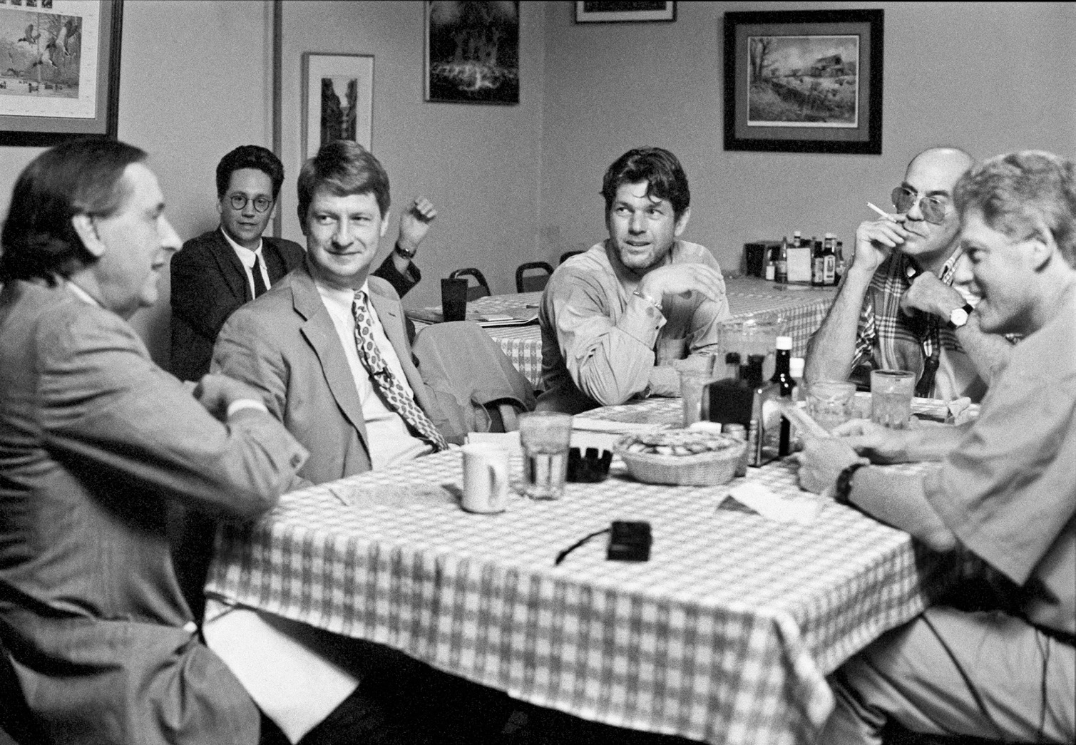 Wenner and his writers—William Greider, P.J. O’Rourke, and Hunter Thompson—interviewing Bill Clinton at Doe’s Eat Place, in Little Rock, Arkansas, 1992 (Mark Seliger)