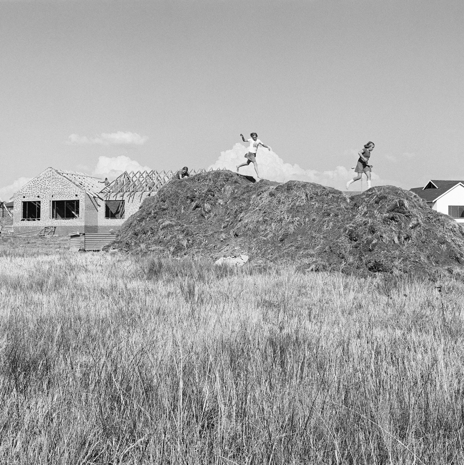 David Goldblatt, Spec housing and children on the veld at Parkrand, 1979