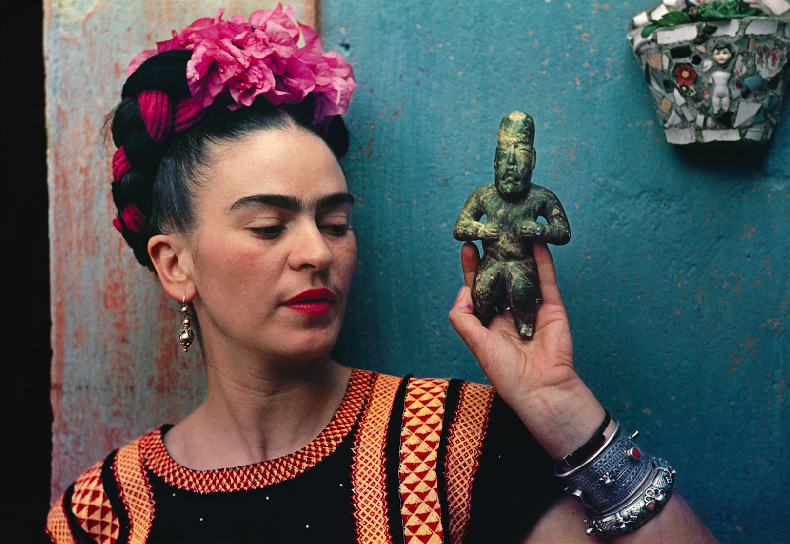 Frida Kahlo with Olmec figurine, 1939. Photograph Nickolas Muray. Â© Nickolas Muray Photo Archives