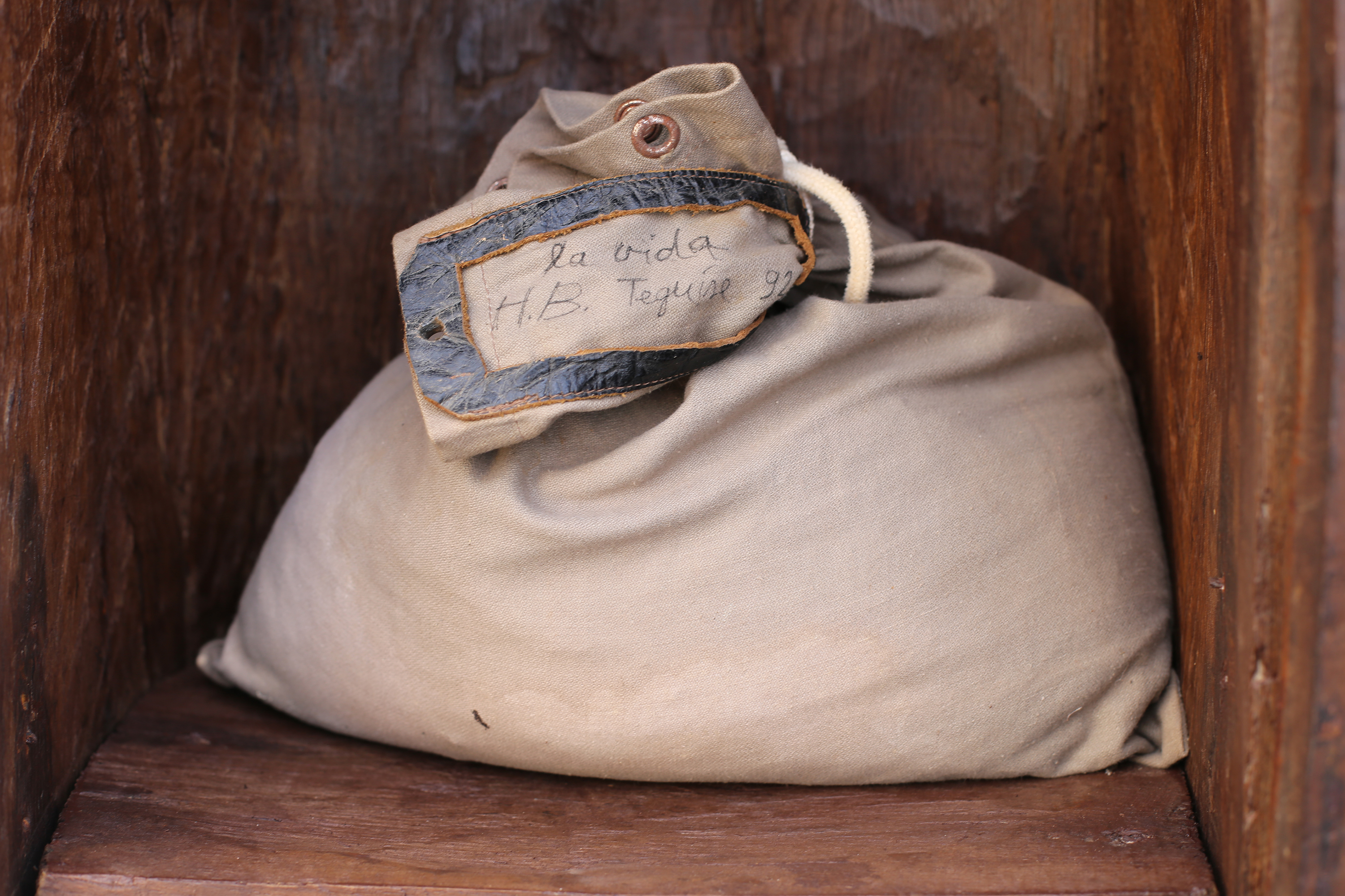 La Vida el Muerte (Life Death), 1992. Tree trunk with shelf and door, 2 cotton bags of lava ash from Lanzarote, 100 x 48 x 46 cm. Estate of Heidi Bucher. Photograph by Indigo Bucher