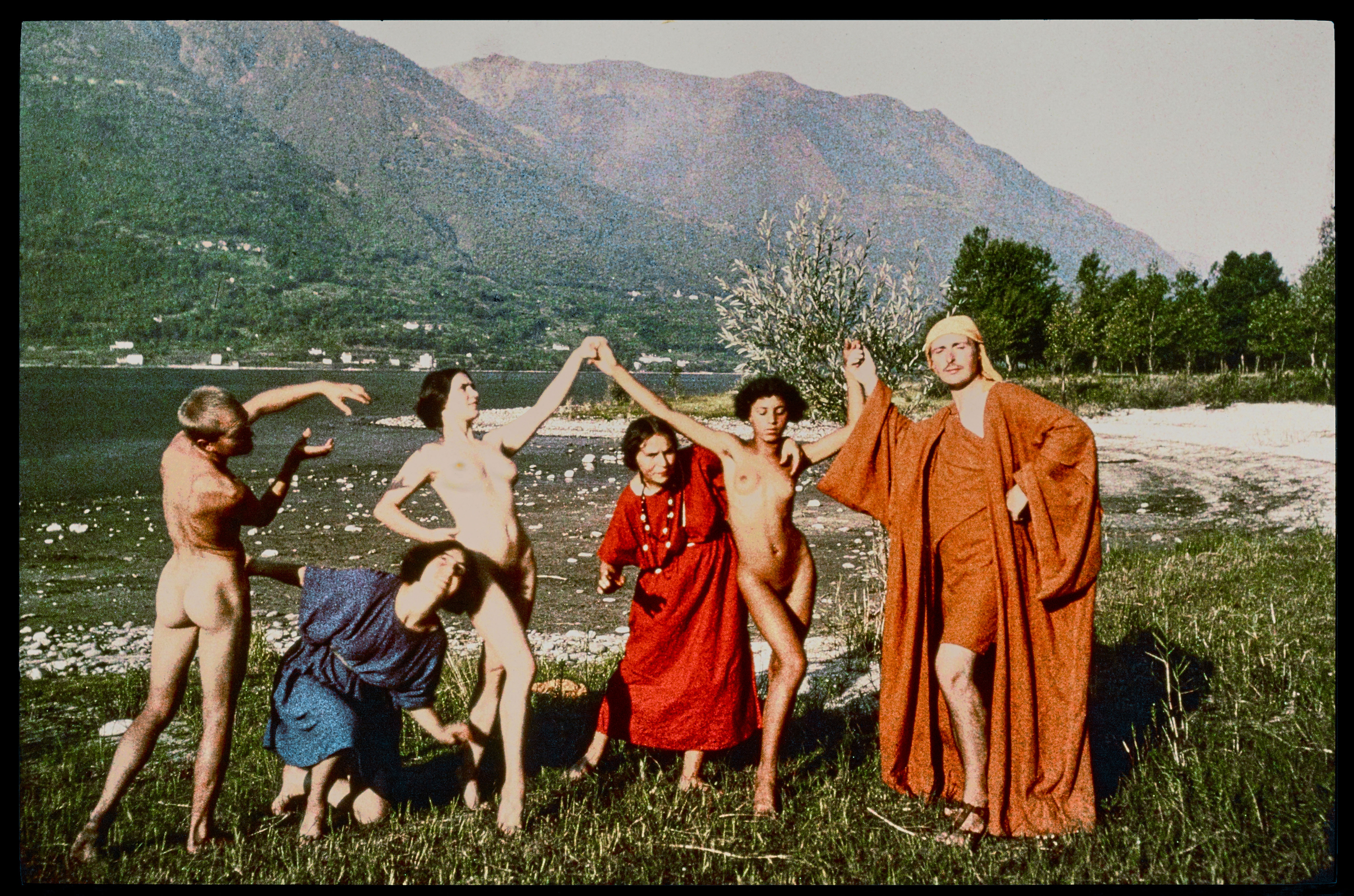 Harald Szeeman at Kunsthalle. Totimo, Suzanne Perrottet, Katja Wulff, Maja Lederer, Betty Baaron Samoa and Rudolf von Laban, at Monte VeritÃ  in Ascona, Switzerland, 1914. Photo Johann Adam Meisenbach