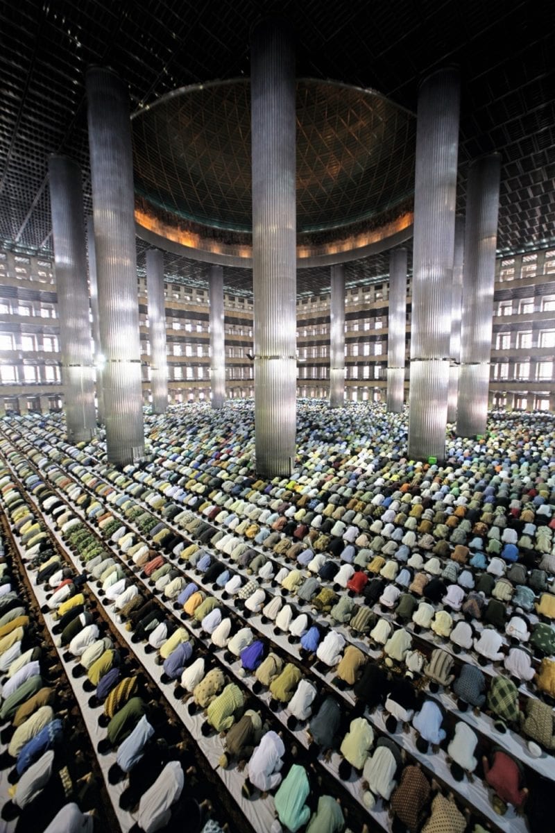 Pg. 72 AHMAD ZAMRONI Muslims at prayer, Jakarta. 2007