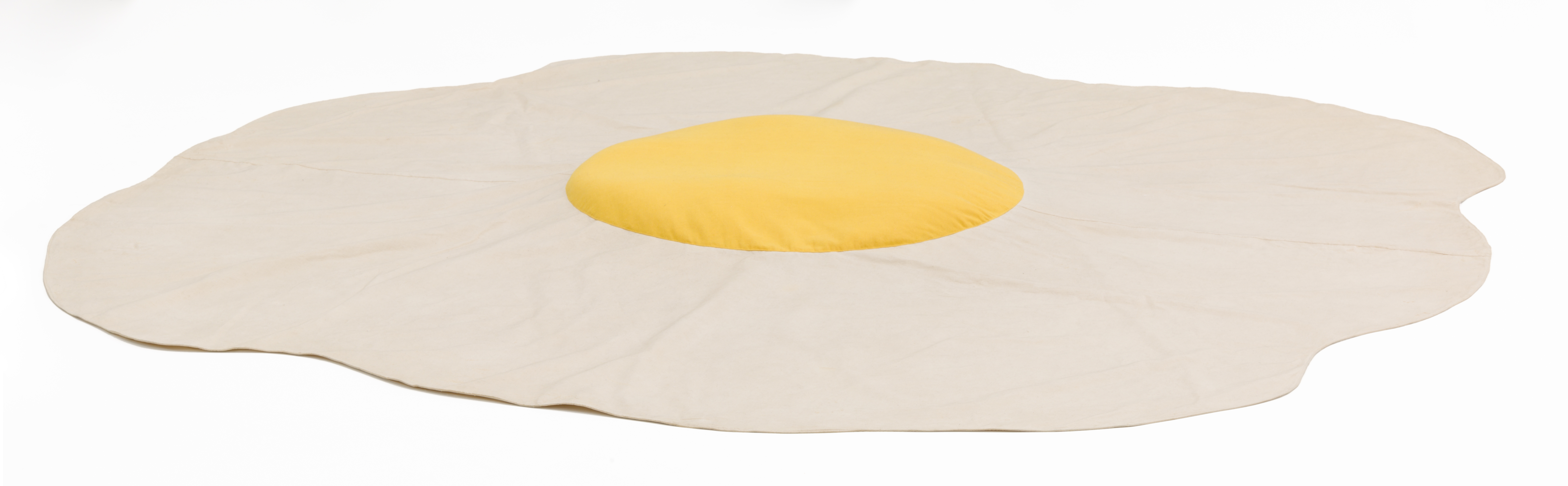 Claes Oldenburg, Sculpture in the Form of a Fried Egg, 1966/1971. Canvas, dyed cotton, and expanded polystyrene. Diameter, 309.9 cm. Collection Museum of Contemporary Art Chicago, gift of Anne and William J. Hokin, 1986.65. Photo: Nathan Keay, Â© MCA Chicago