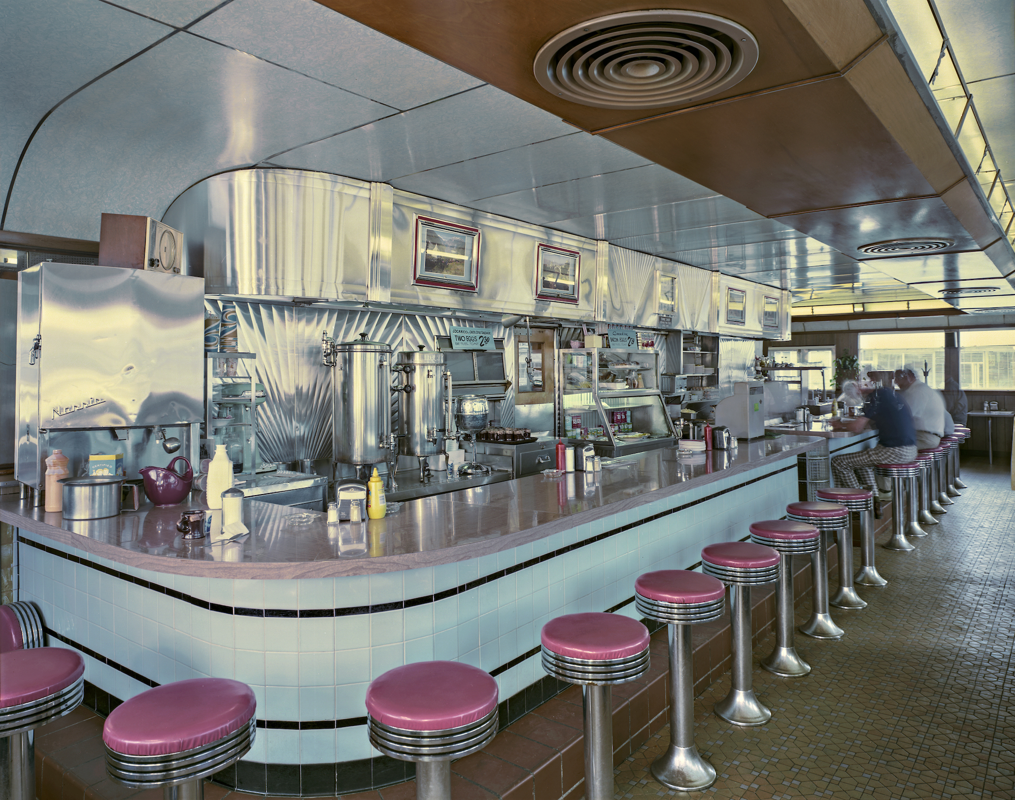 Jim Dow, The Town Diner interior, US 20, Watertown, Massachusetts, 1979. Courtesy the artist