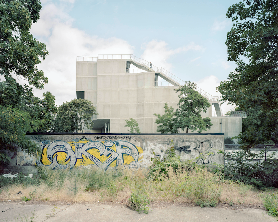 Brandlhuber+, Terrassenhaus, 2018; Right: Brandlhuber+, Antivilla, 2012 Â© Erica Overmeer