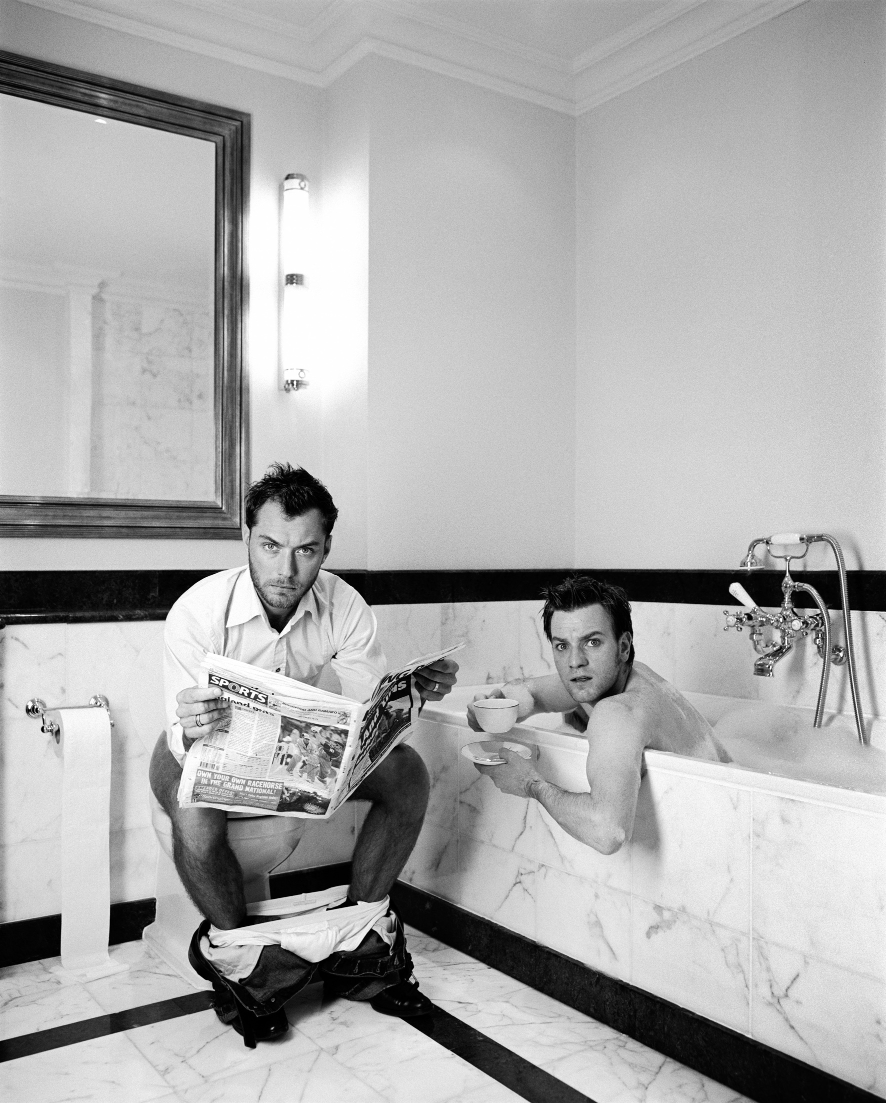 Lorenzo Agius, Jude and Ewan in the bathroom, 2003. Courtesy of Alon Zakaim Fine Art and the artist