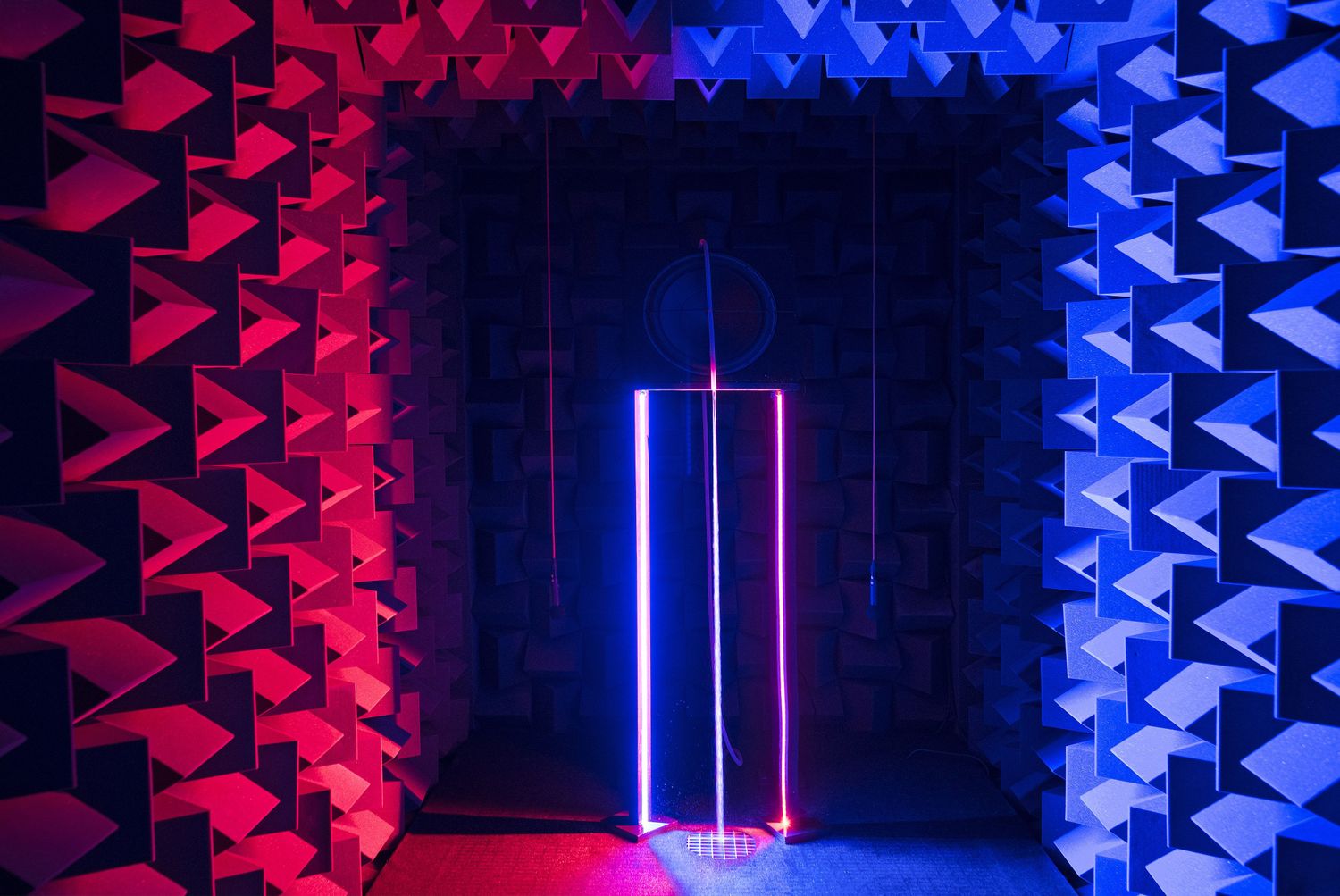 Haroon Mirza, /// ///, 2017. Installation view, Dancing with the Unknown, Nikolaj Kunsthal, Copenhagen, 2018 Courtesy: hrm199 and Nikolaj Kunsthal. Photographer: Per Wessel
