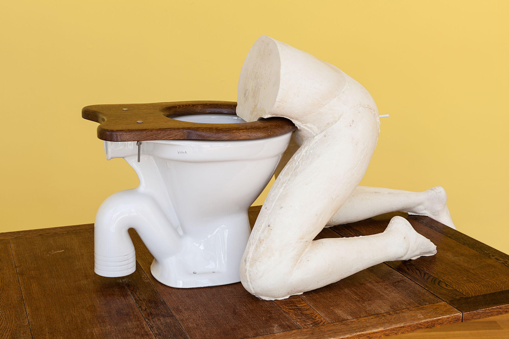 Sarah Lucas, Edith, 2015. Installation view, Sarah Lucas, I SCREAM DADDIO, The British Pavilion, 56th International Art Exhibition, La Biennale di Venezia, 09 May – 11 November 2015 © Sarah Lucas, courtesy Sadie Coles HQ, London. Photo by Andrea Rossetti, Milan