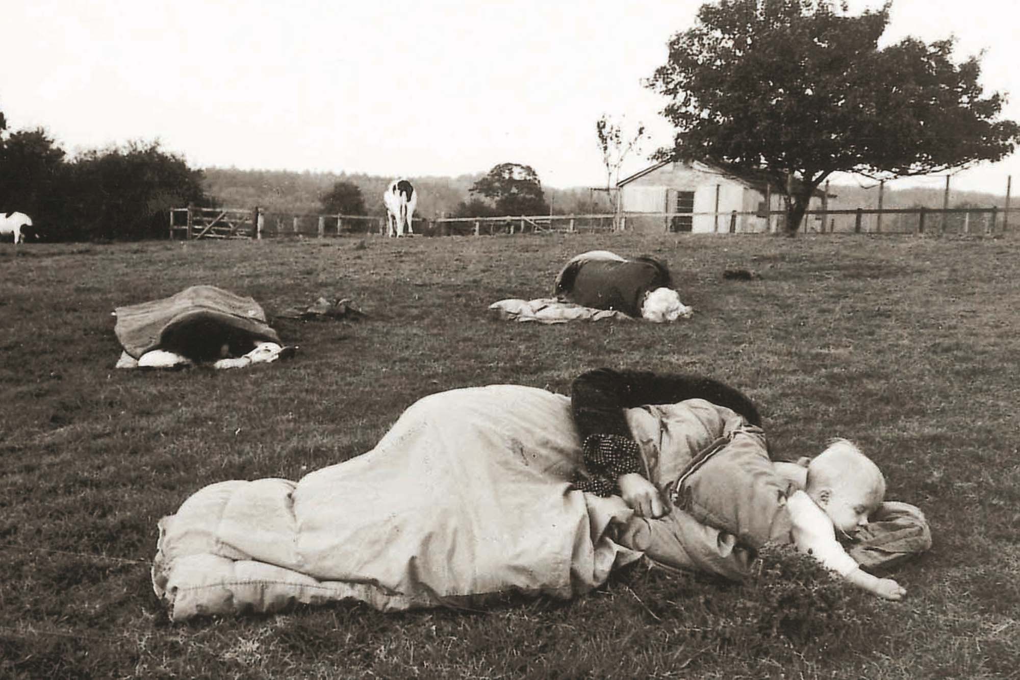 Susan Hiller, Dream Mapping, 1974. Participants sleeping in a field at Purdies Farm, Hampshire © The Estate of Susan Hiller