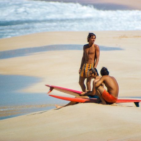 Herbie Fletcher, Gerry Lopez, Barry Kanaiaupuni, Sunset Beach, Oahu, Hawaii 1971 – Photo c. Jeff Divine