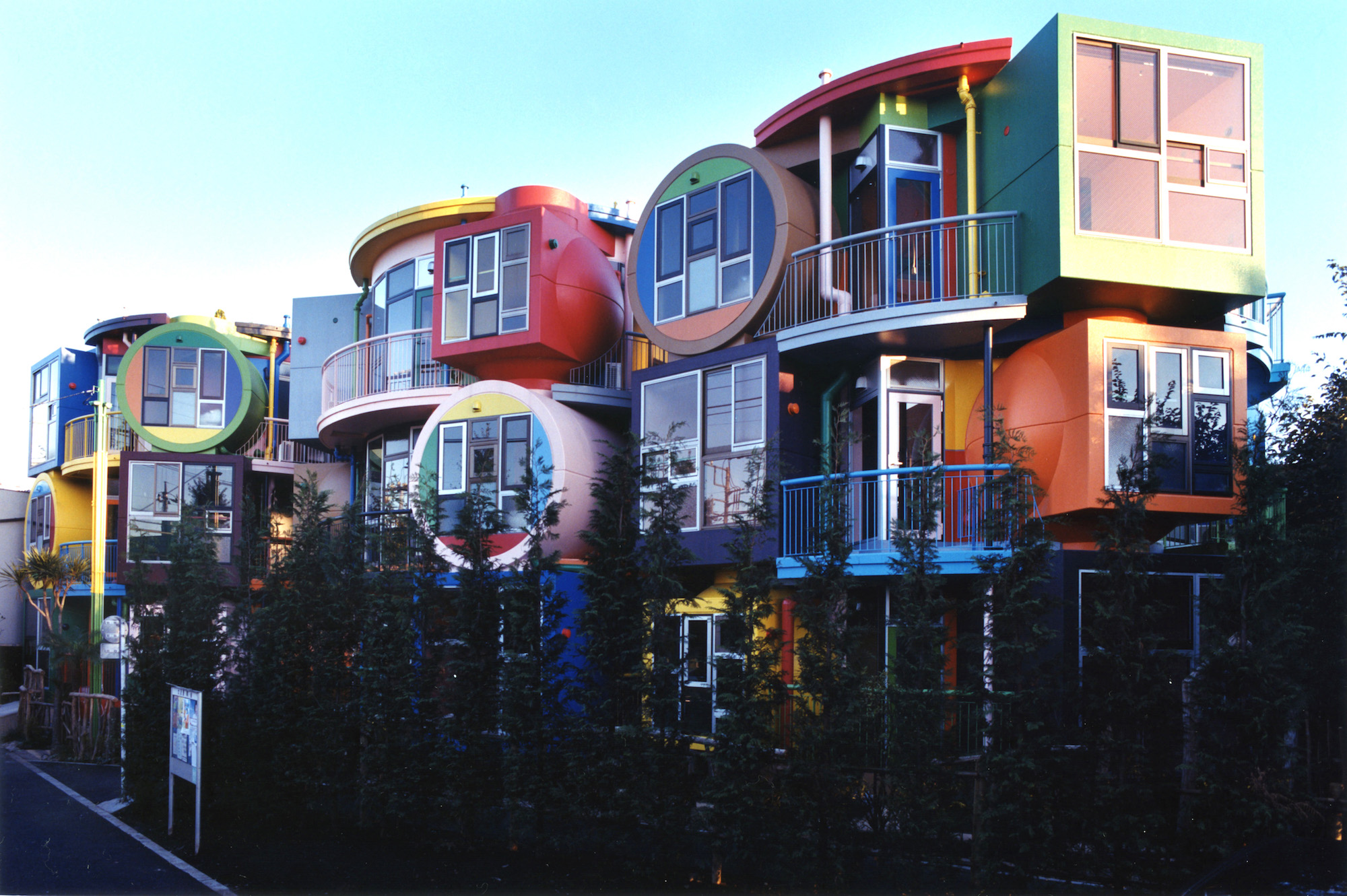 Arakawa and Madeline Gins, Reversible Destiny Lofts Mitaka—In Memory of Helen Keller. Mitaka, Tokyo, Japan, 2005. Photo by Masataka Nakano. © 2005 Estate of Madeline Gins. Reproduced with permission of the Estate of Madeline Gins