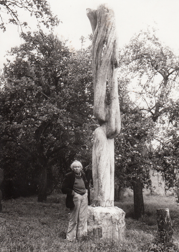 Louise Stomps and her sculpture Der Ruf, 1977. Â© Nachlass Louise Stomps