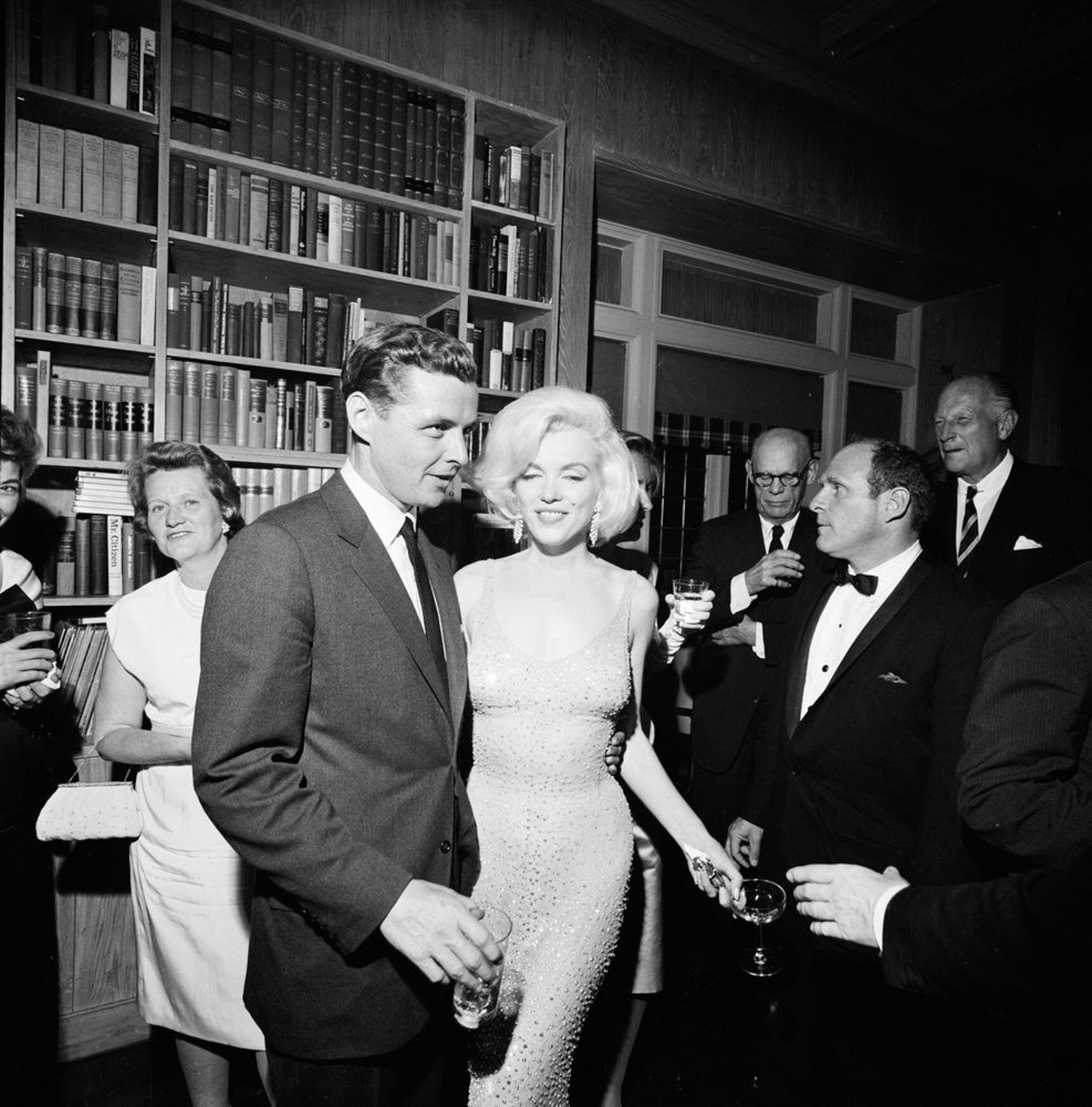 Marilyn Monroe and Steve Smith (brother-in-law of President John F. Kennedy) during an evening reception in New York, 1962