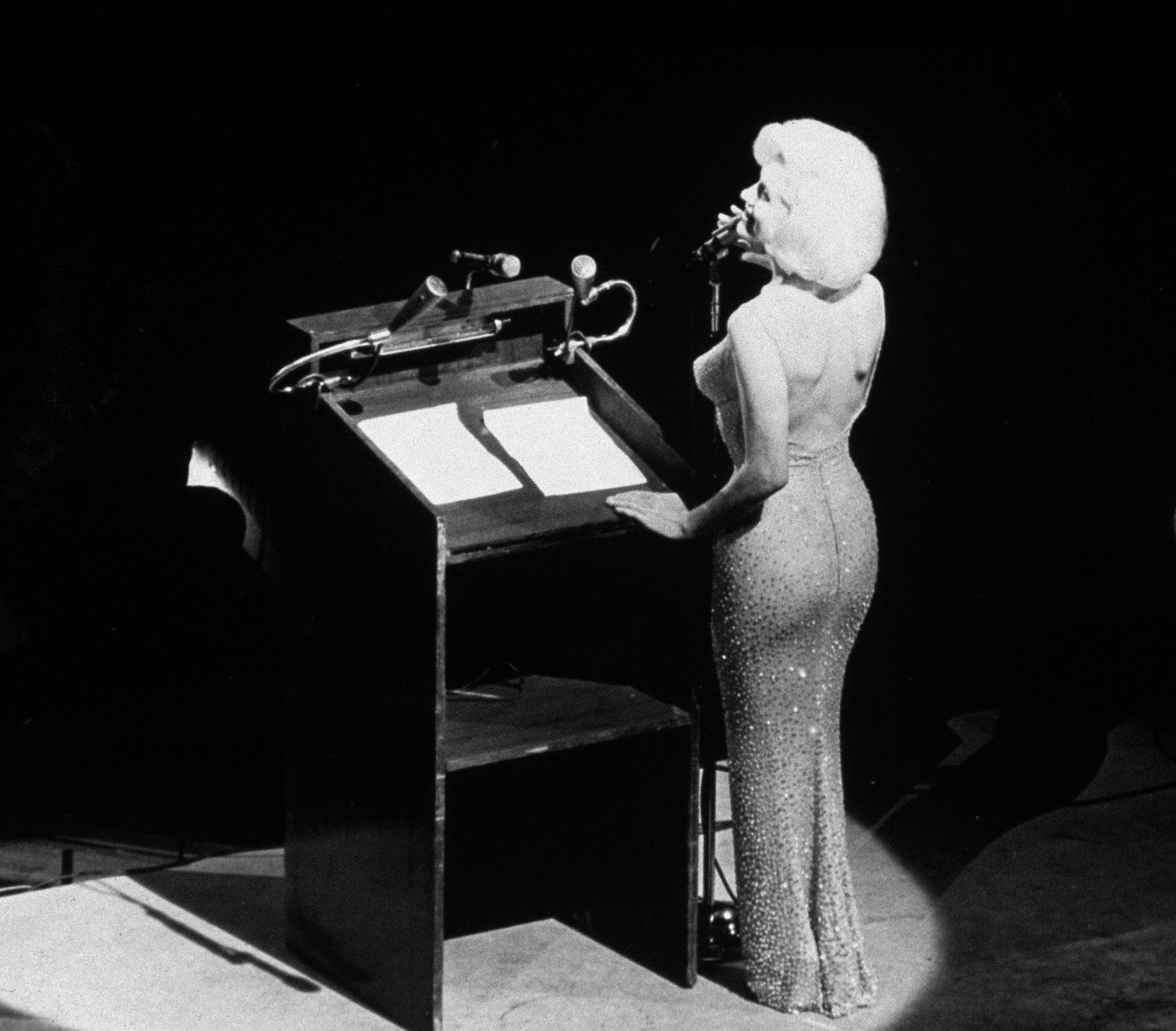 Marilyn Monroe sings "Happy Birthday" to President John F. Kennedy at Madison Square Garden, for his upcoming 45th birthday. Credit: PictureLux / The Hollywood Archive / Alamy Stock Photo