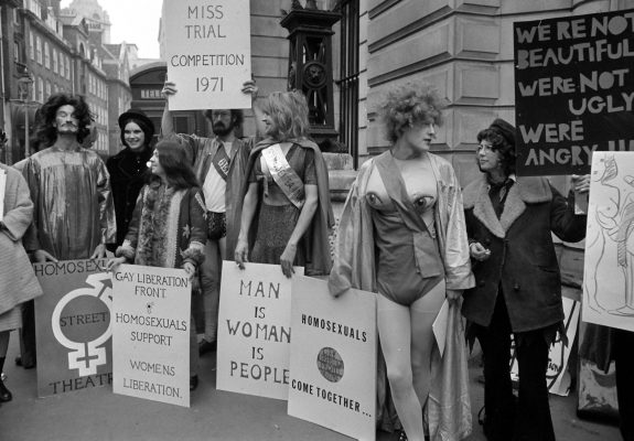 Members of the Gay Liberation Front demonstrating outside Bow Street Magistrates Court in 1971, supporting Women’s Liberation on trial for protesting Miss World Competition © PA Images / Alamy Stock Photo