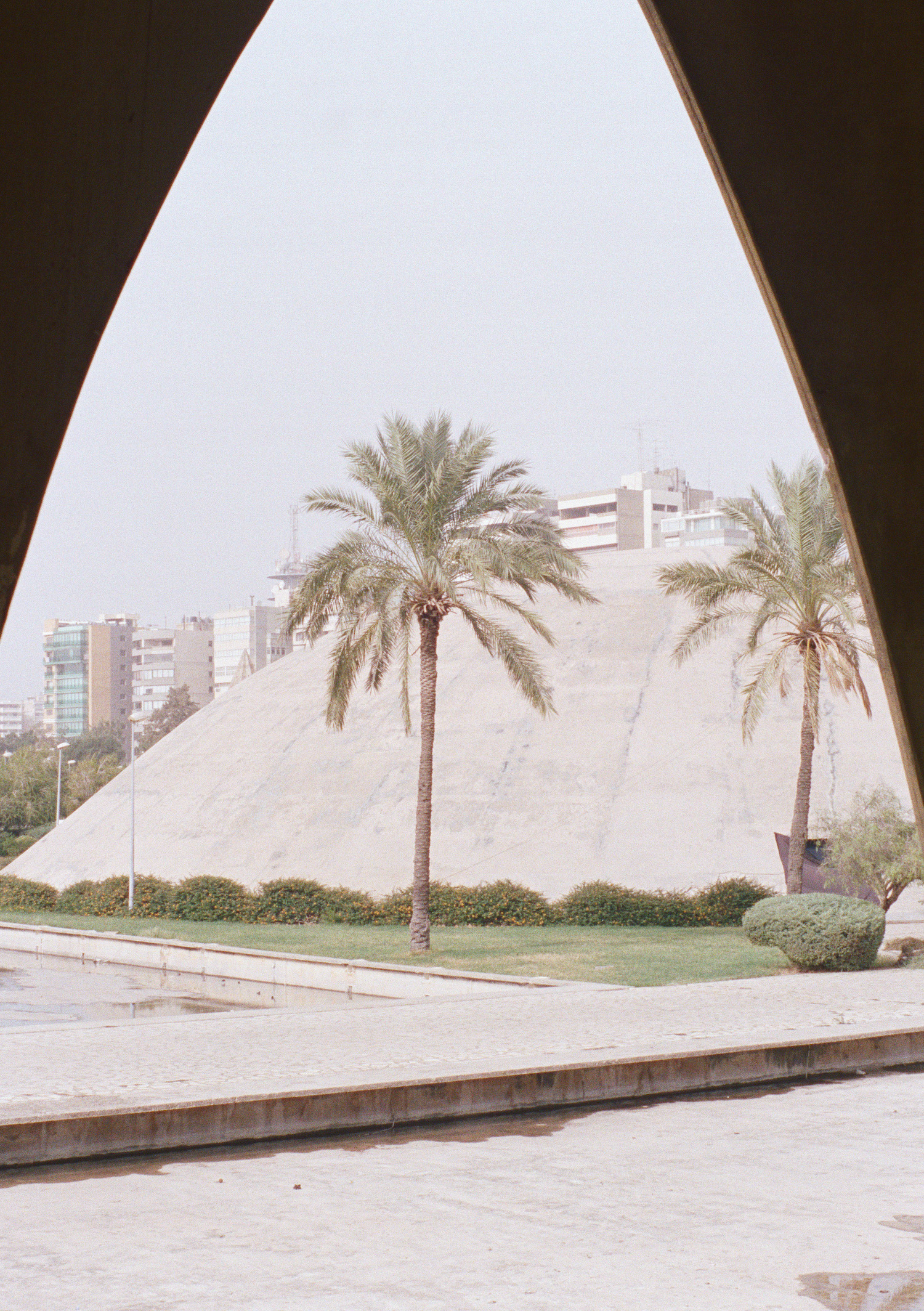 View to the enclosed theatre, International Fairgrounds of Tripoli / Oscar Niemeyer. Photo: Miguel Santa Clara