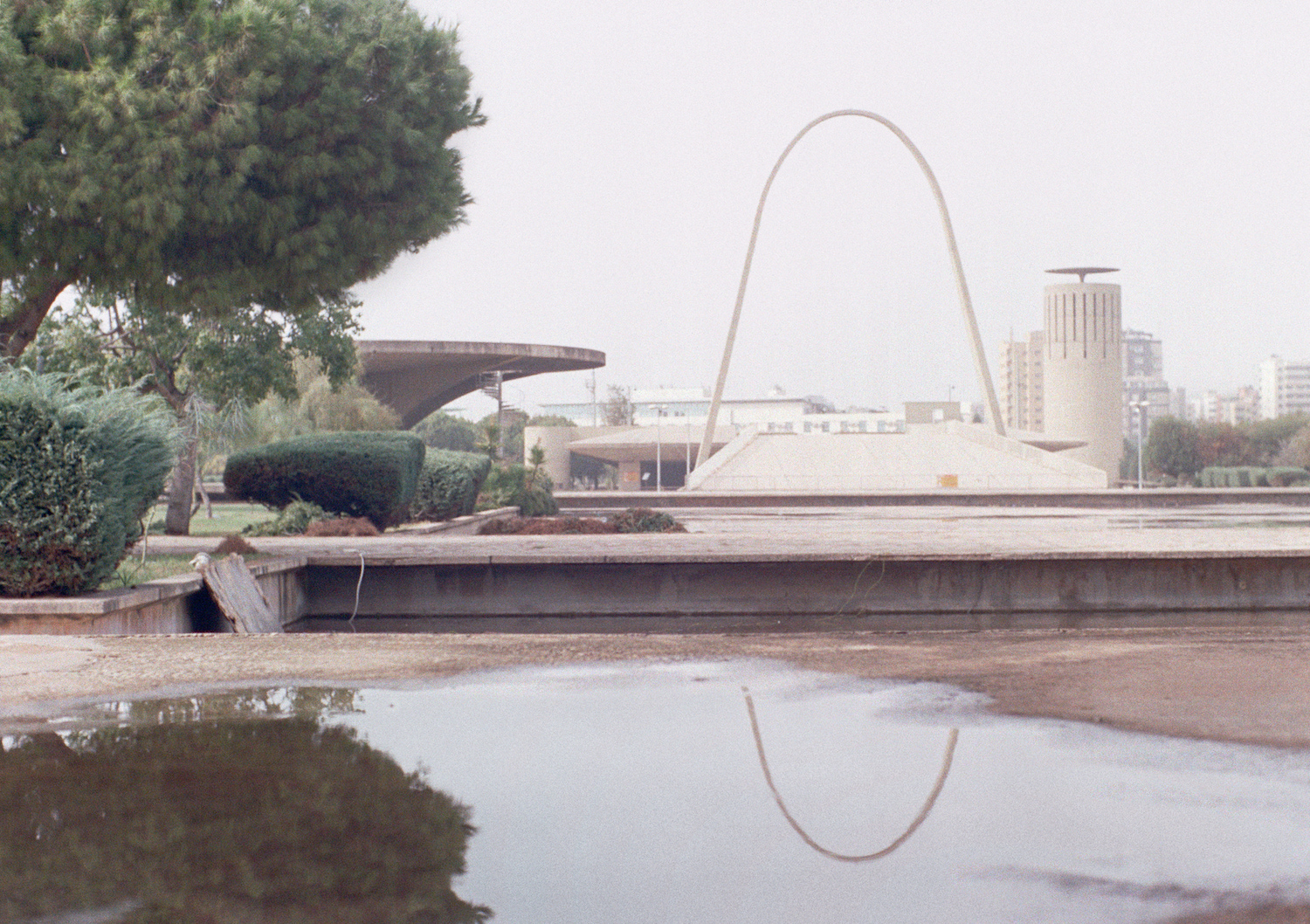 Arch, International Fairgrounds of Tripoli / Oscar Niemeyer. Photo: Miguel Santa Clara